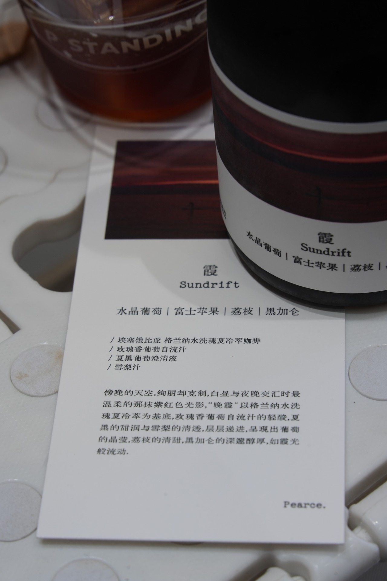 小塑料板凳上喝完超好喝的冷萃特调，这边店比较小，茶亭店会更大一些，装修很厉害